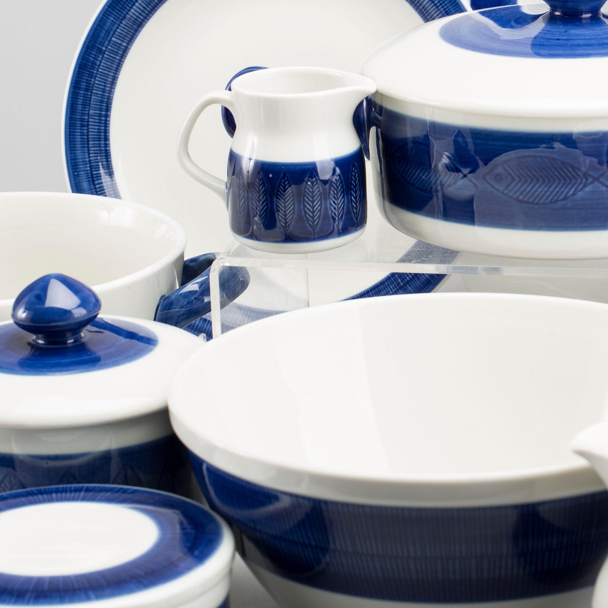 HERTHA BENGTSON, servisdelar, ca 24 delar, "Koka blå", Rörstrand, i produktion 1956-88.