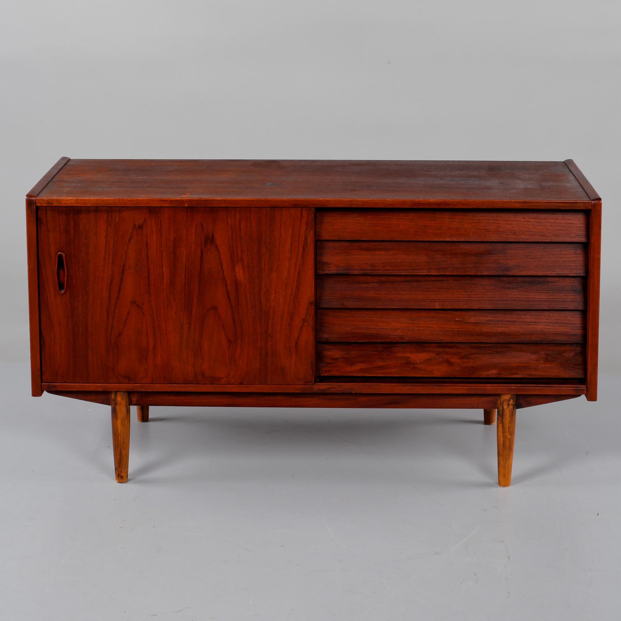 SIDEBOARD, Nils Jonsson, Troeds, 1900-talets tredje kvartal.