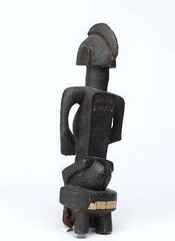 FETISCH. Trä. Senufo-stammen. Côte d'Ivoire (Elfenbenskusten) omkring 1960. Höjd 31 cm.