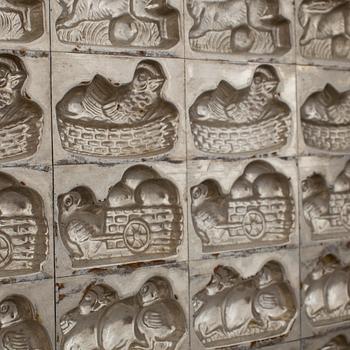 CHOKLADFORMAR, 2 stycken, 1900-talets första hälft.