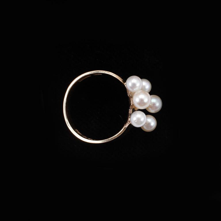 RING, 18k guld med odlade pärlor. Vikt 4g.
