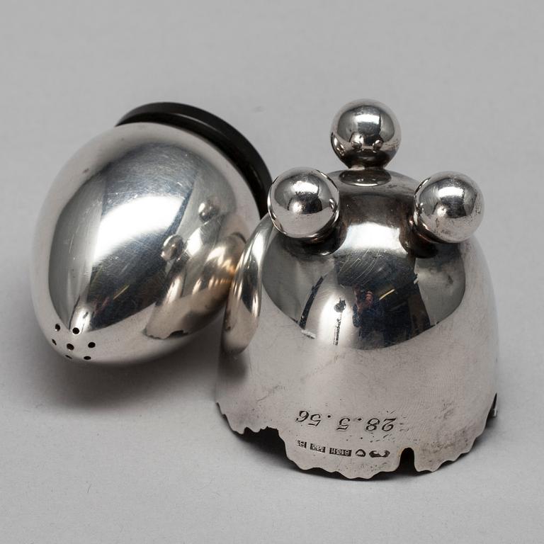 ÄGGKOPP och STRÖARE, silver, Kultakeskus, Tavastehus 1955 och Evald J. Nielsen (1910-1981) Köpenhamn. Silvervikt 44 g.