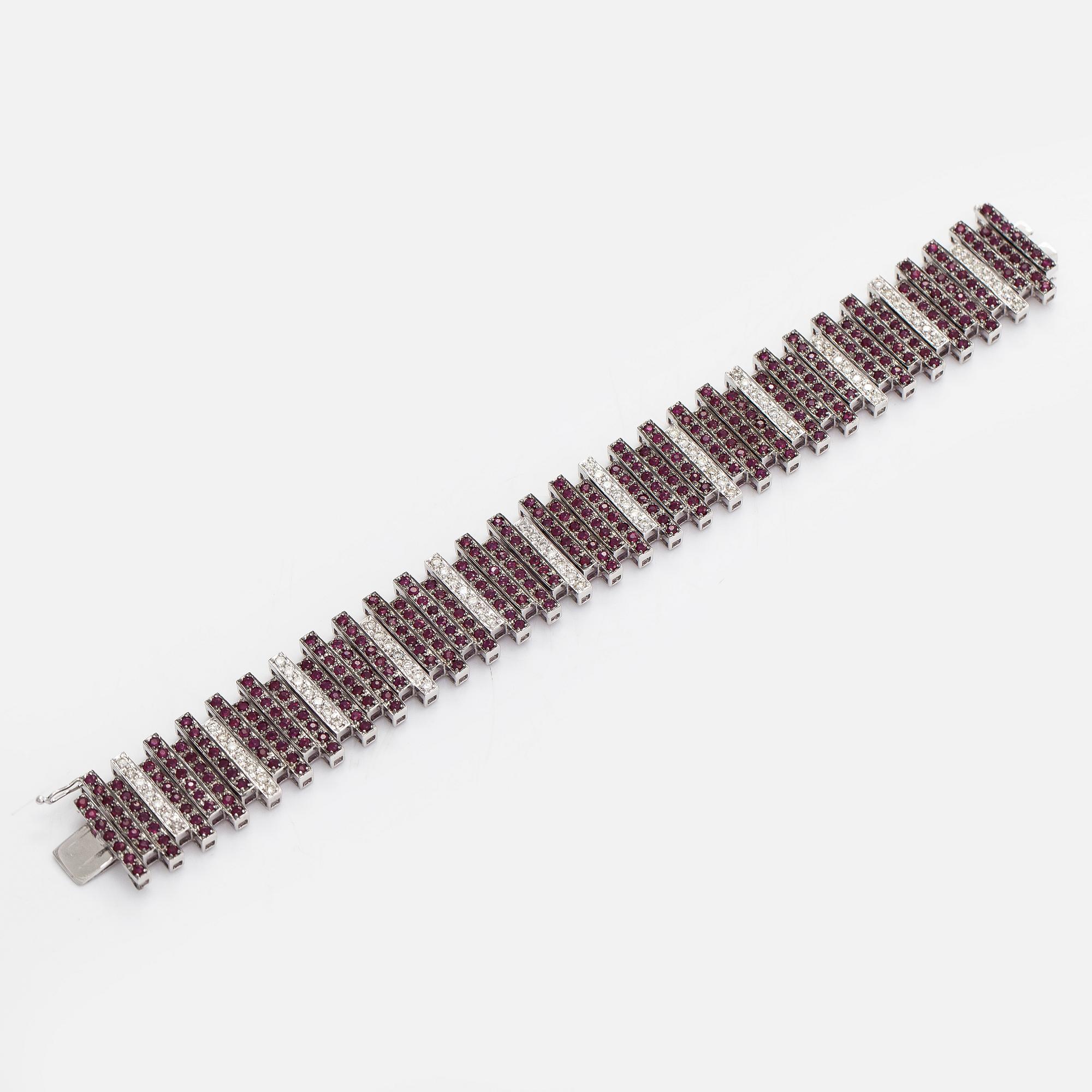 Bracelet in 14K white gold, with rubies and diamonds.