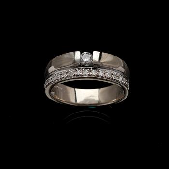 RING, vitguld 14K, briljantslipade diamanter, största diamanten ca 0,15 ct. Vikt 5,6 g.