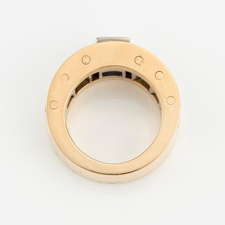 Gaudy ring 18K guld med en prinsesslipad diamant.