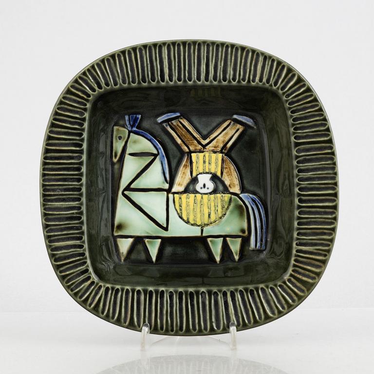 Lisa Larson, askfat och väggrelief ur serien "Harlekin" och ljusstake ur serien "Advent", Gustavsberg.