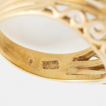 14K gold and brilliant cut diamond ring.