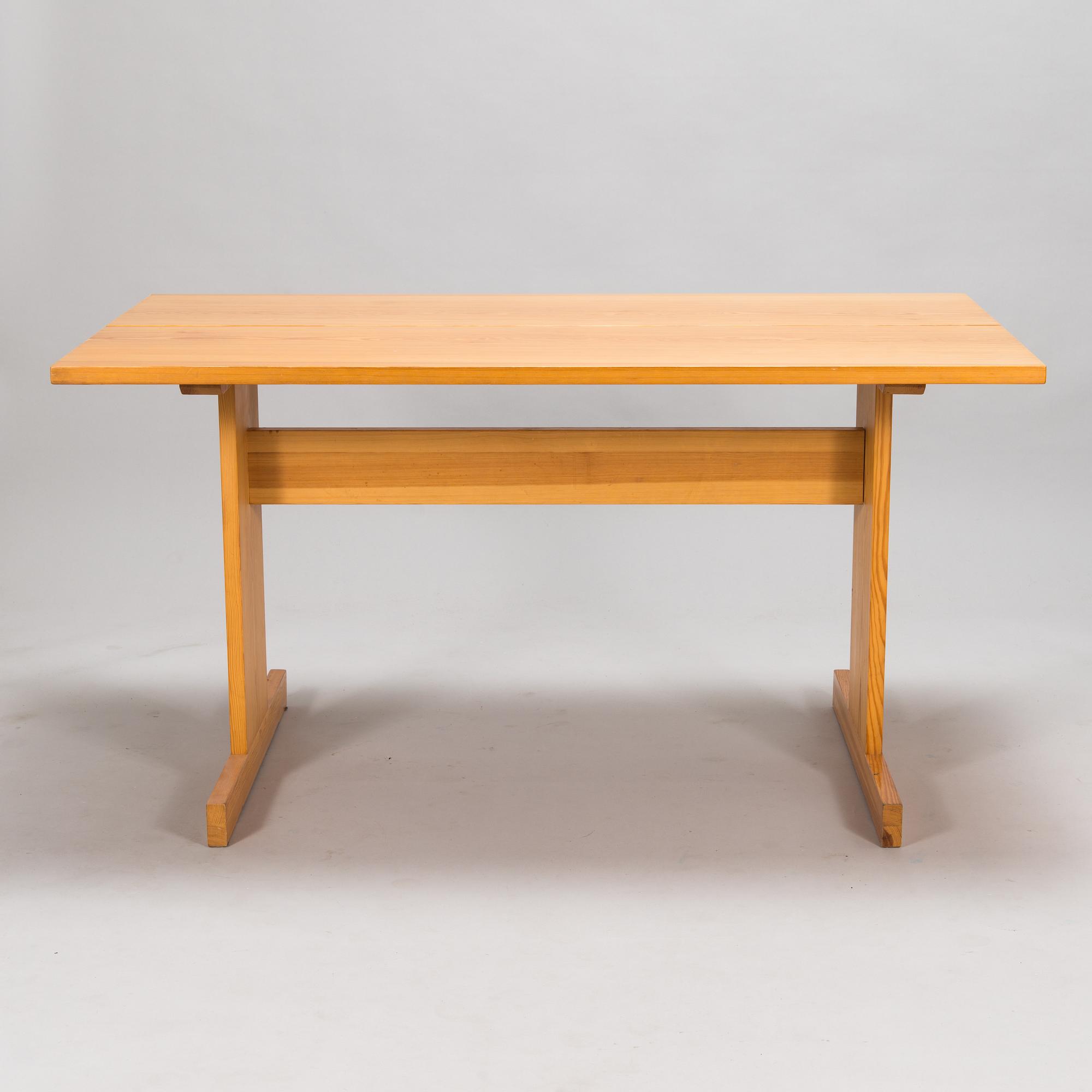 Ilmari Tapiovaara, pöytä kahdella penkillä, Laukaan puu.