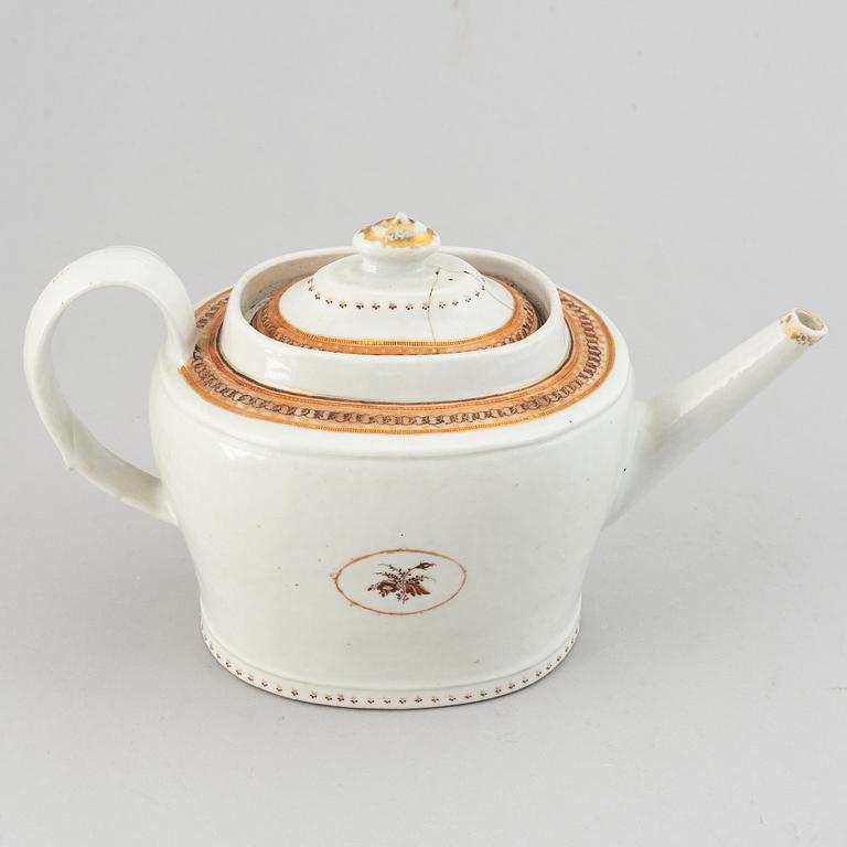 A famille rose teapot with cover, Qing dynasty, Jiaqing (1796-1820).