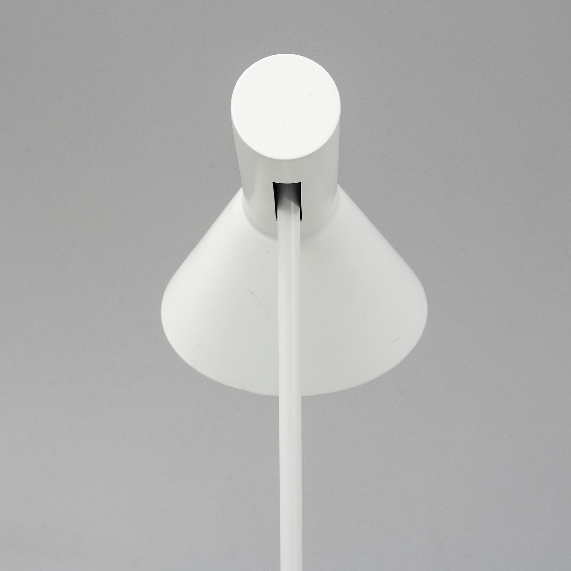 Arne Jacobsen, golvlampa, "AJ", Louis Poulsen, Danmark.