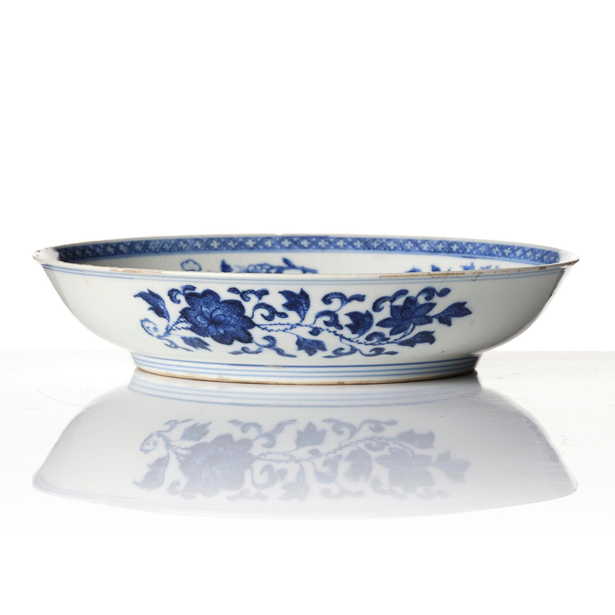 Tallrik, mjukt porslin. Qingdynastin, 1700-tal med Chenghuas märke.