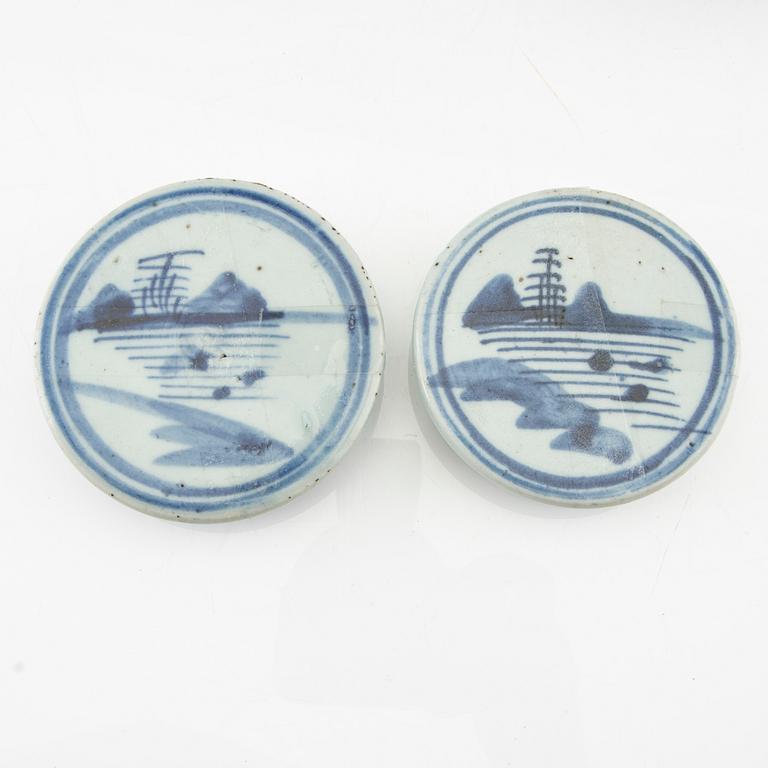 Two Chinese porcelain jars with covers, China, 19th century porcelain.