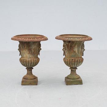 TRÄDGÅRDSUNOR, ett par, gjutgärn, 1800/1900-tal.