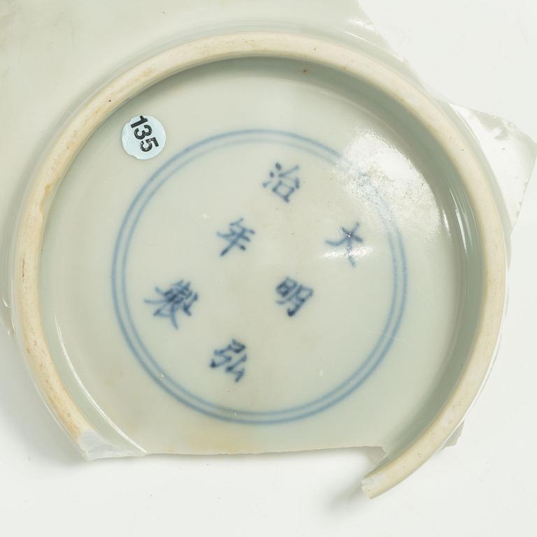 Fragment, porslin, Kina, Mingdynastin, Hongzhi (1488–1505).