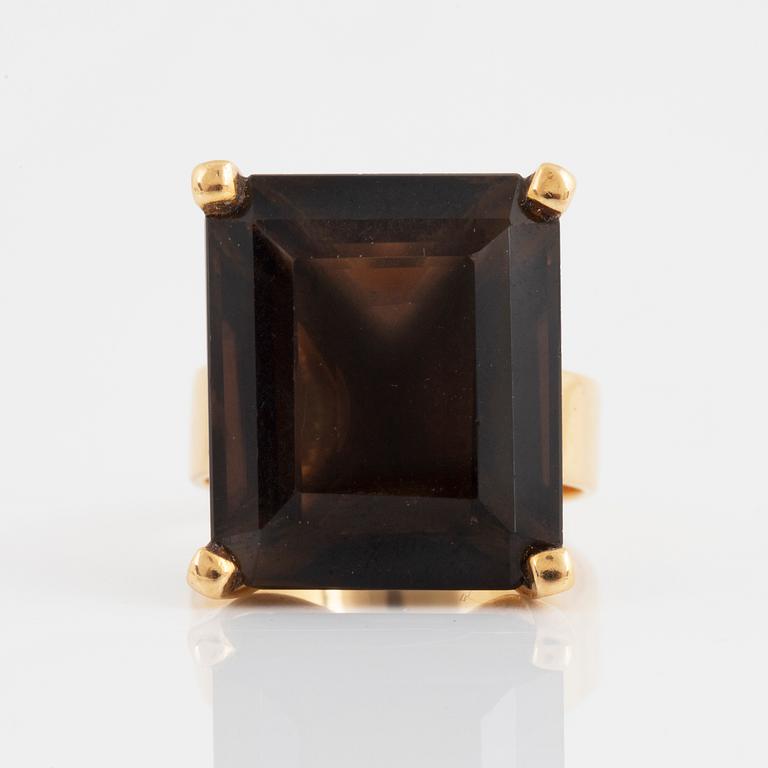 18K gold and smoky quartz ring.