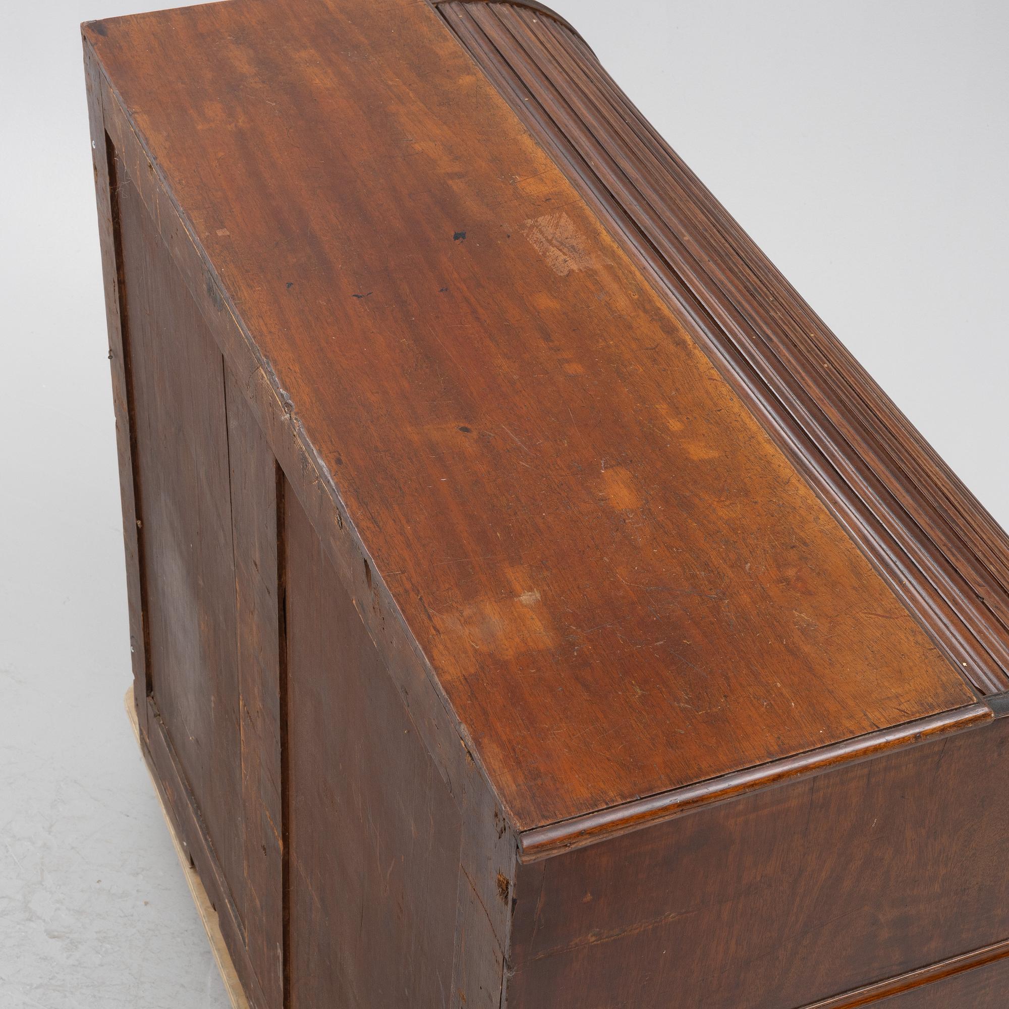A chest of drawers, 19th Century.