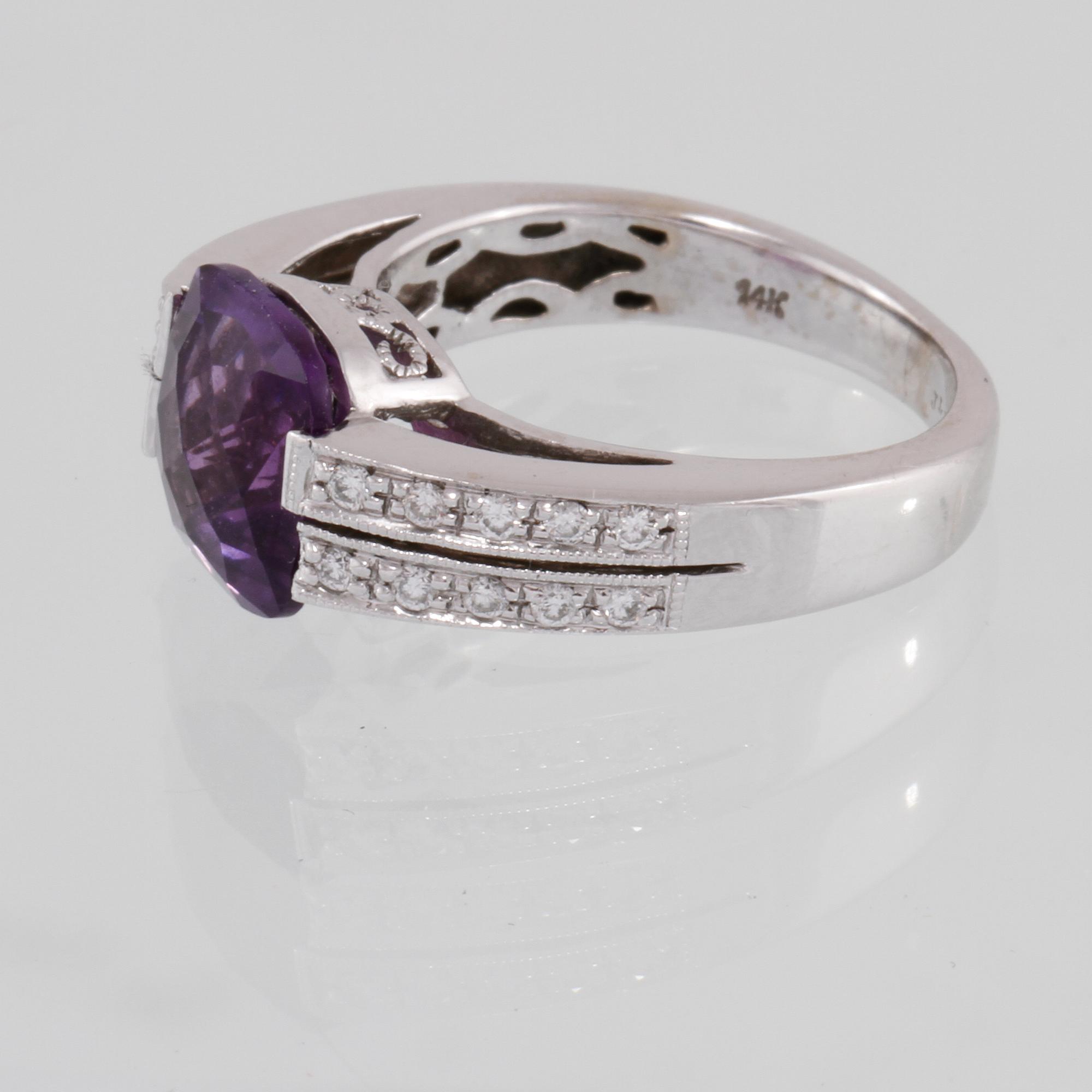RING, 14k vitguld med checkerslipad ametist och 20 briljantslipade diamanter. Vikt 5 g.