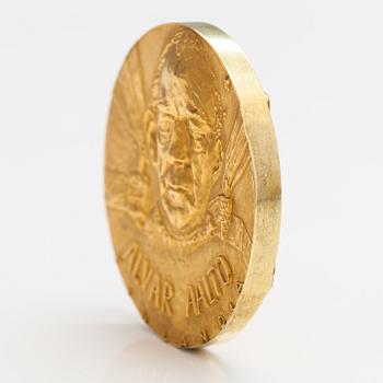 An 18K gold medal Alvar Aalto Finlandia. Designed by Eila Hiltunen. Kultateollisuus, Turku 1974. Numbered 3.