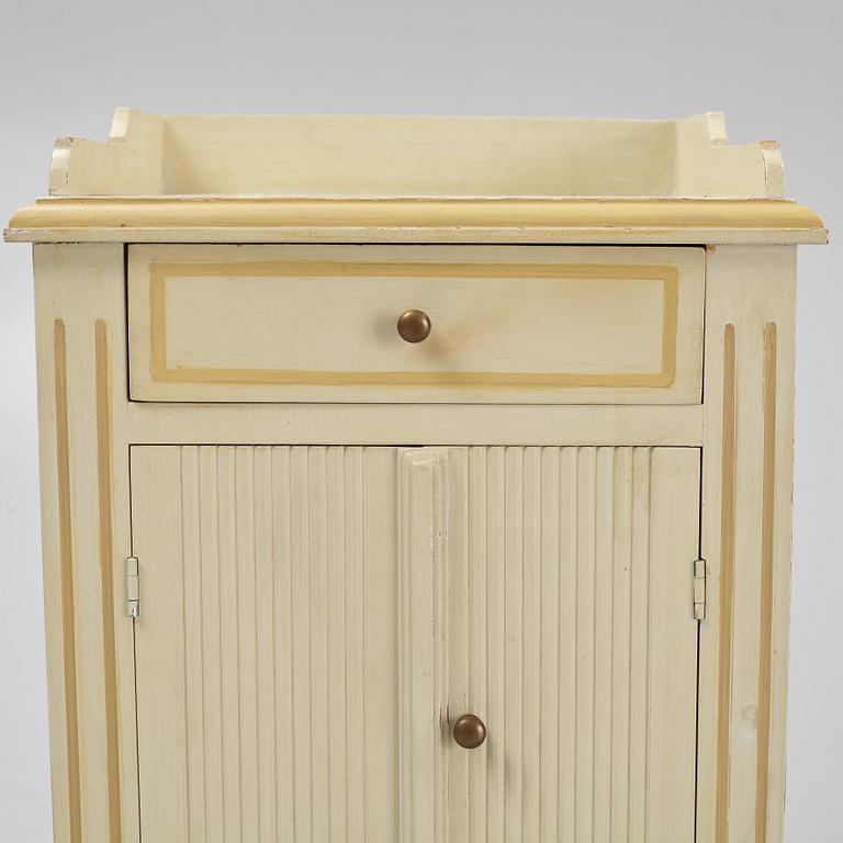 Sovrumsmöblemang, 4 delar, gustaviansk stil, sent 1900-tal.