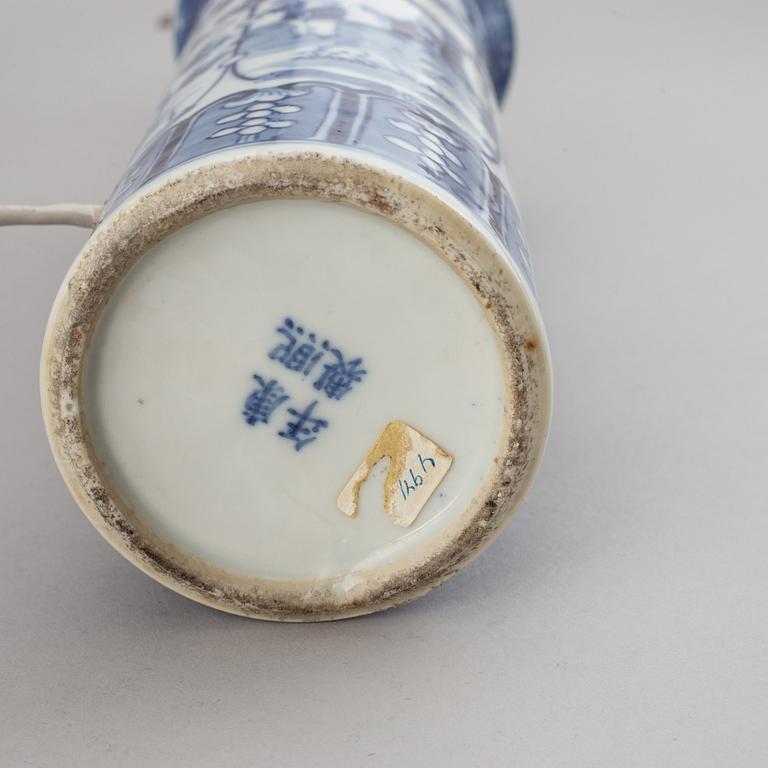 Two blue and white vases, turned into table lamps, Qing dynasty, late 19th century.