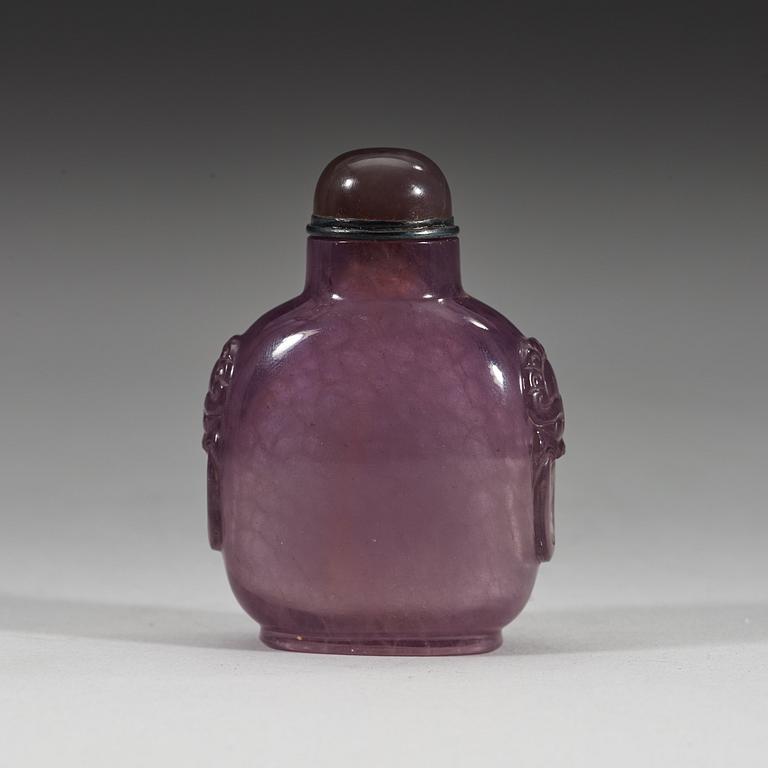 An amethyst snuff bottle with stopper, Qing dynasty (1644-1912).