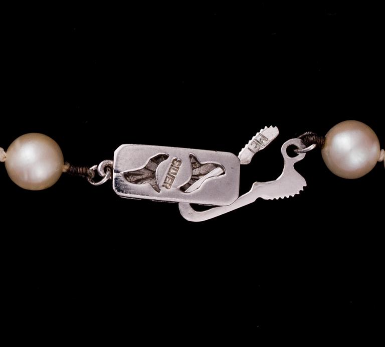 PÄRLCOLLIER, graderade, silverlås med pärldekor. 1900-talets senare hälft.