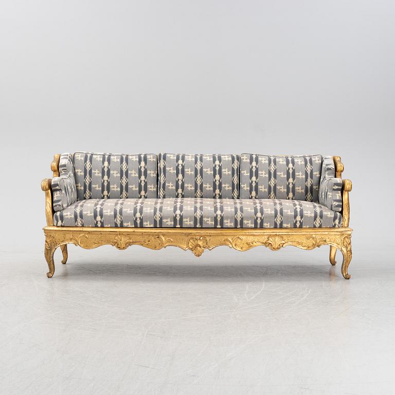 Trågsoffa, rokokostil, 1800-tal, delvis med äldre delar.