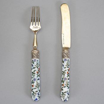 BESTICKSERVIS, 24 delar, silver och porslin, C G Hallberg, Stockholm 1881, total vikt cirka 1140 gram.