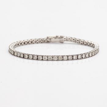 A 14K white gold tennis bracelet with diamonds ca. 5.20 ct in total. With AIG certificate.