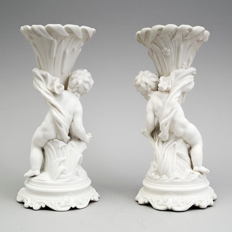 BLOMVASER, ett par, parian, Gustafsberg, 1800-talets andra hälft.