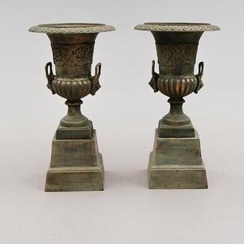 TRÄDGÅRSURNOR, 1 par, gjutjärn, 2000-tal.