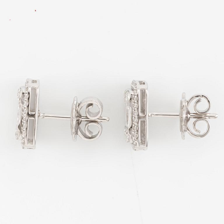 Earrings, 18K white gold set with brilliant-cut and baguette-cut diamonds.