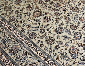 A Keshan carpet, approx. 398 x 301 cm.