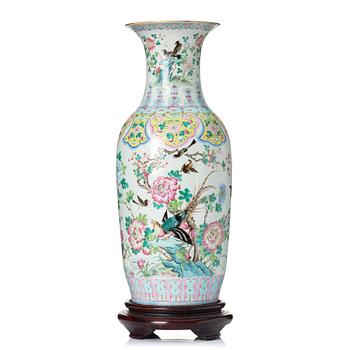 932. A large famille rose vase, Qing dynasty, 19th century.