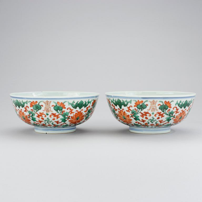 SKÅLAR, ett par, porslin. Qingdynastin, 1800-tal med Jiaqings sigillmärke.