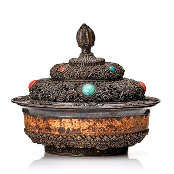 944. A Tibetan jar with cover, 19th Century.