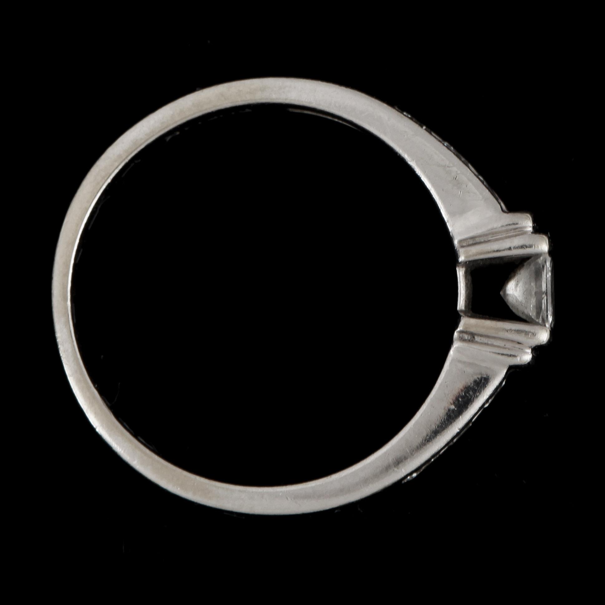 RING, 14k vitguld med prinsessslipad mittdiamant, ca 0,25ct samt 6st briljantslipade diamanter, tot ca 0,12ct. Vikt 3,4g.