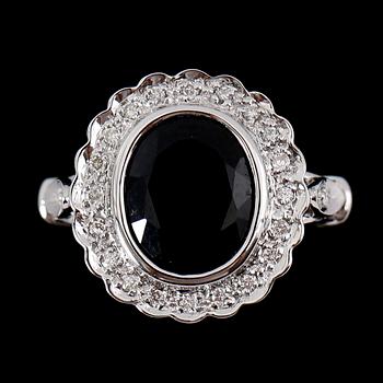 RING, 18 k vitguld, safir samt diamanter.