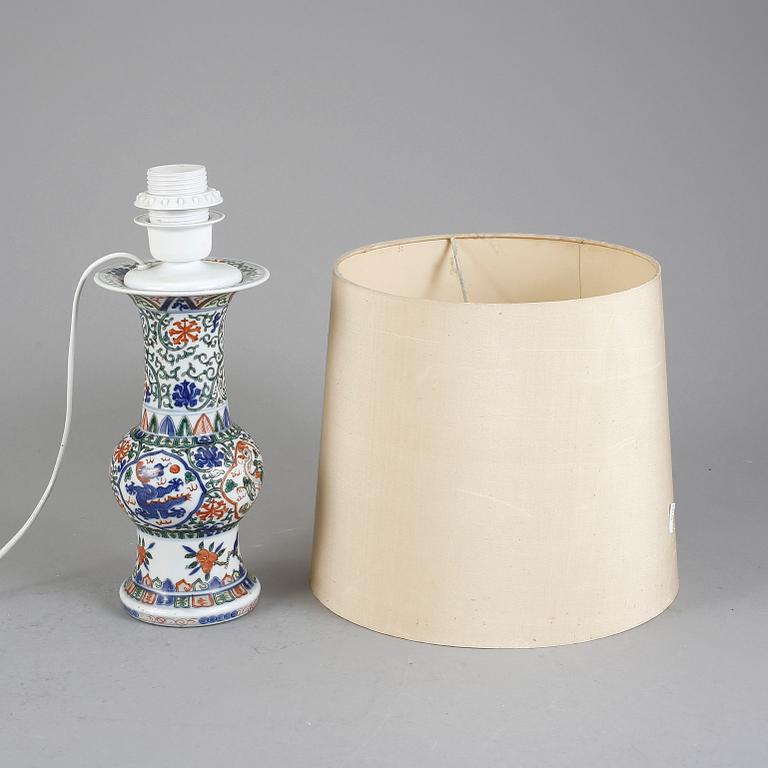 BORDSLAMPA/VAS, porslin, Kina, 1900-tal.