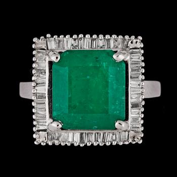 208. RING, trappslipad smaragd, ca 4.50 ct med baguetteslipade diamanter, tot. ca 1 ct.