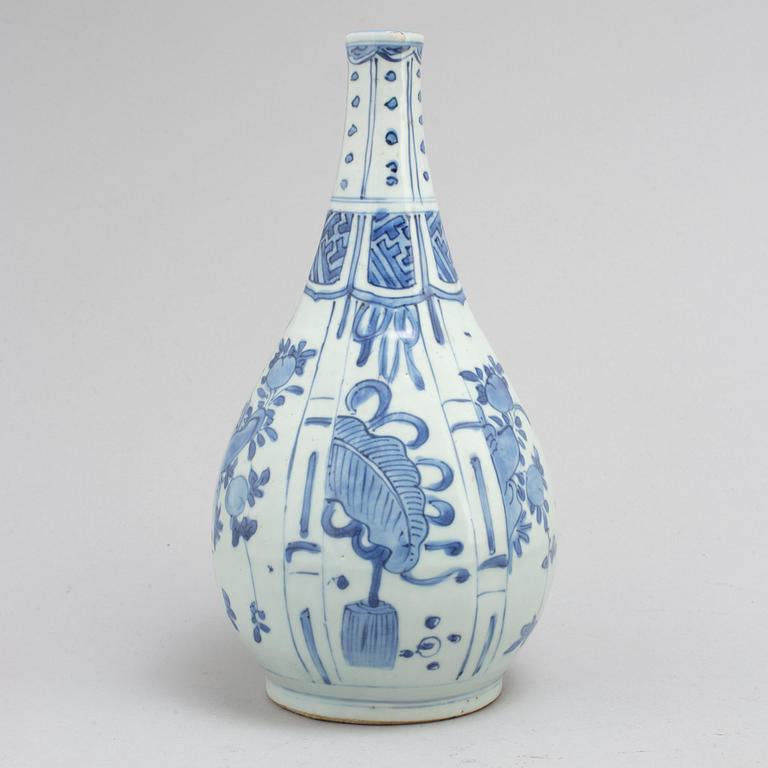 A blue and white bottle flask, Ming dynasty, Wanli (1573-1619).