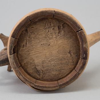 AN 18TH CENTURY WOODEN JUG.