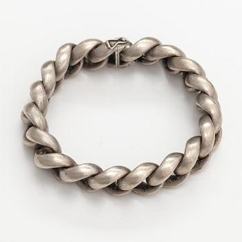 An 18K white gold bracelet.