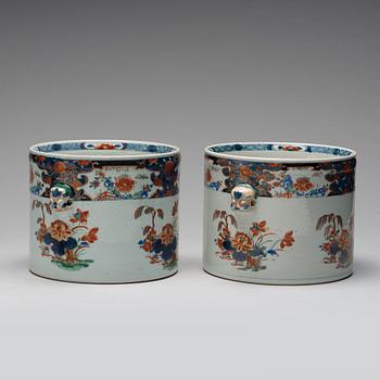 A pair of imari wine coolers, Qing dynasty Kangxi (1662-1722).