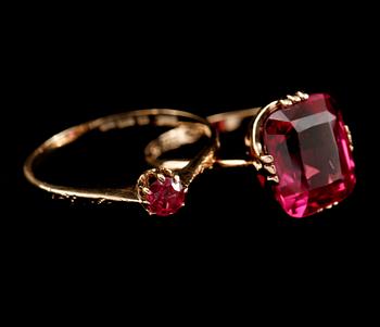 RINGAR, 2 st, 18k guld med fasettslipade syntetiska safirer, 1900-tal. Vikt 6 g.