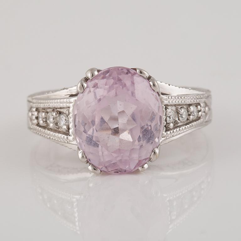 RING, 14K vitguld med b6 riljantslipade diamanter samt ovalsslipad kunzit. Vikt 9,1 gram.