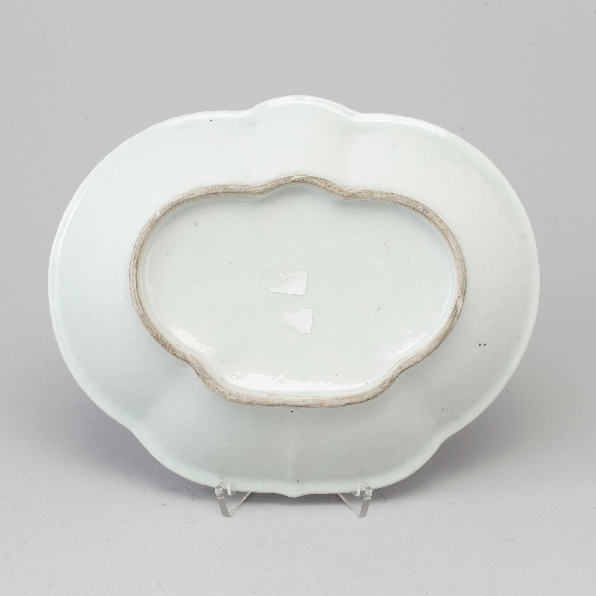 A blue and white serving dish, Qing dynasty, 19th Century.