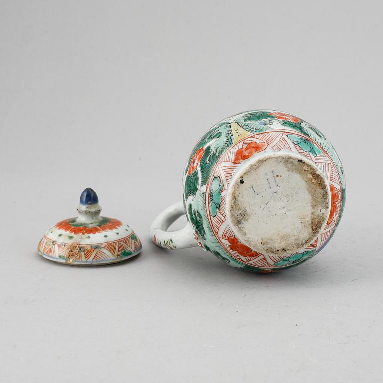 An Imari verte tea pot with cover, Qing dynasty, Kangxi (1662-1722).