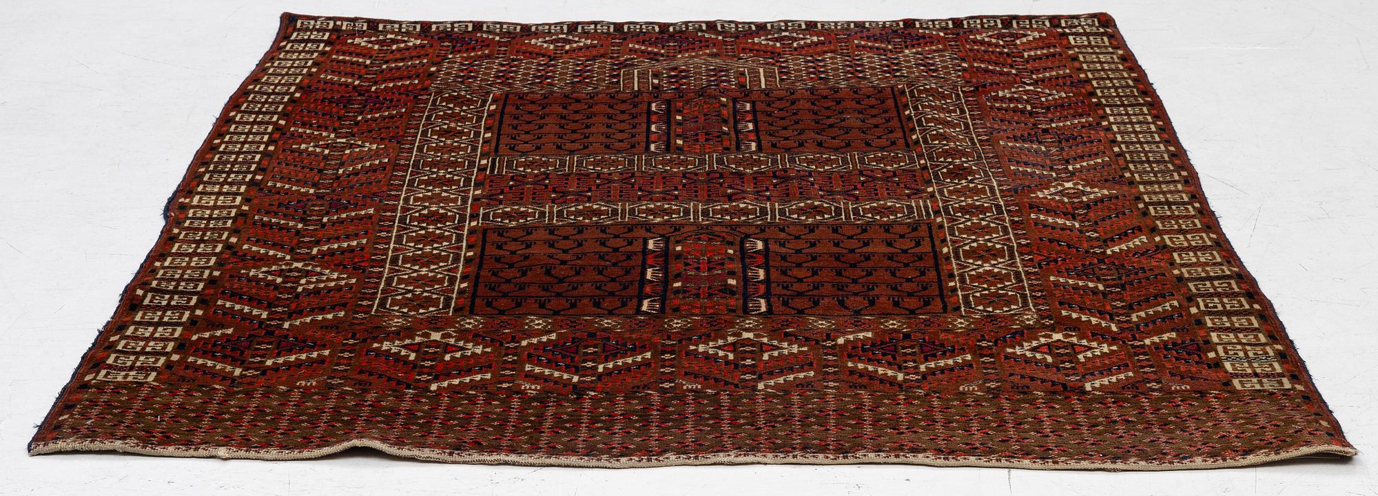 An antique Ensi Hartchloo rug, ca 145 x 130 cm.