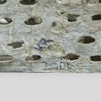 Kristina Riska, veistos, "Basket sculpture" keramiikkaa, signeerattu KR.